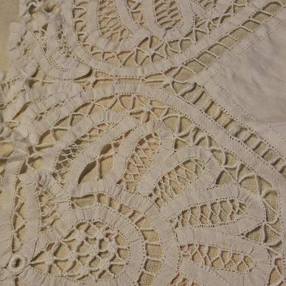 White Lace Cutwork Tablecloth - Elegant Home Dining Linen # 3007.   33 In Round - Picture 3 of 7